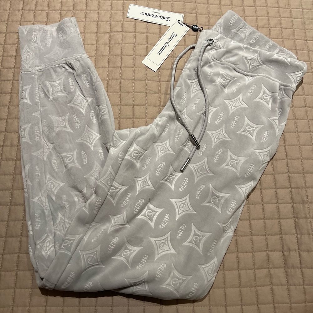 NWT Juicy Couture ($99 retail) Velour | Embossed Luxe Velour Jogger.
